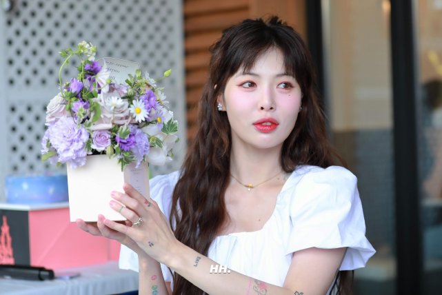 "画报女神"泫雅晒日常近照,纯白肌肤,醒目红唇,秀出丰盈身材