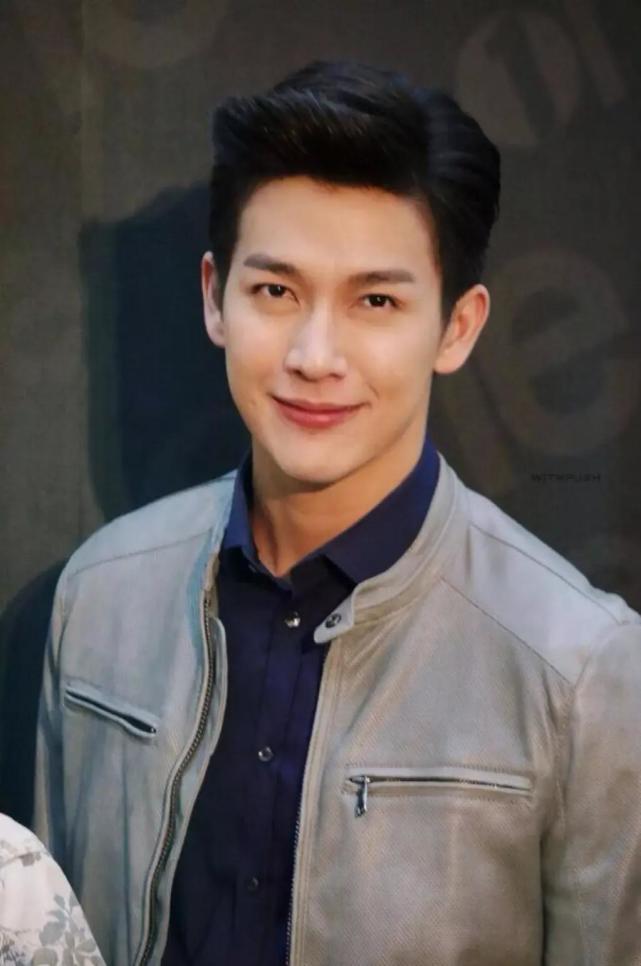 泰国演员推哥官宣当爸晒出老婆甜美孕照亲吻孕肚秀恩爱