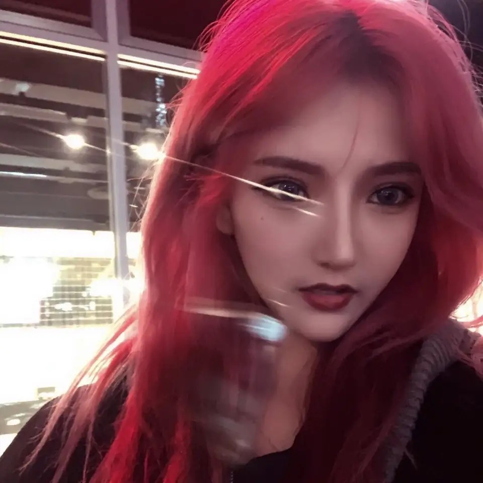 一组红发女头