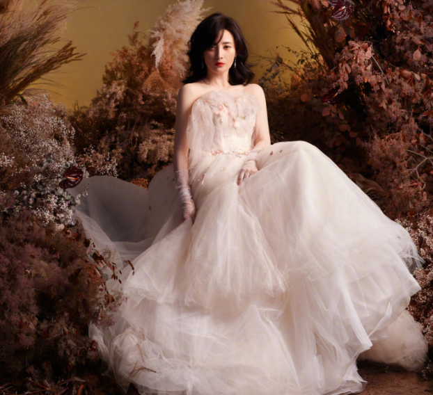 46岁蒋勤勤晒婚纱大片,妆容精致状态好,大波浪长发性感妩媚