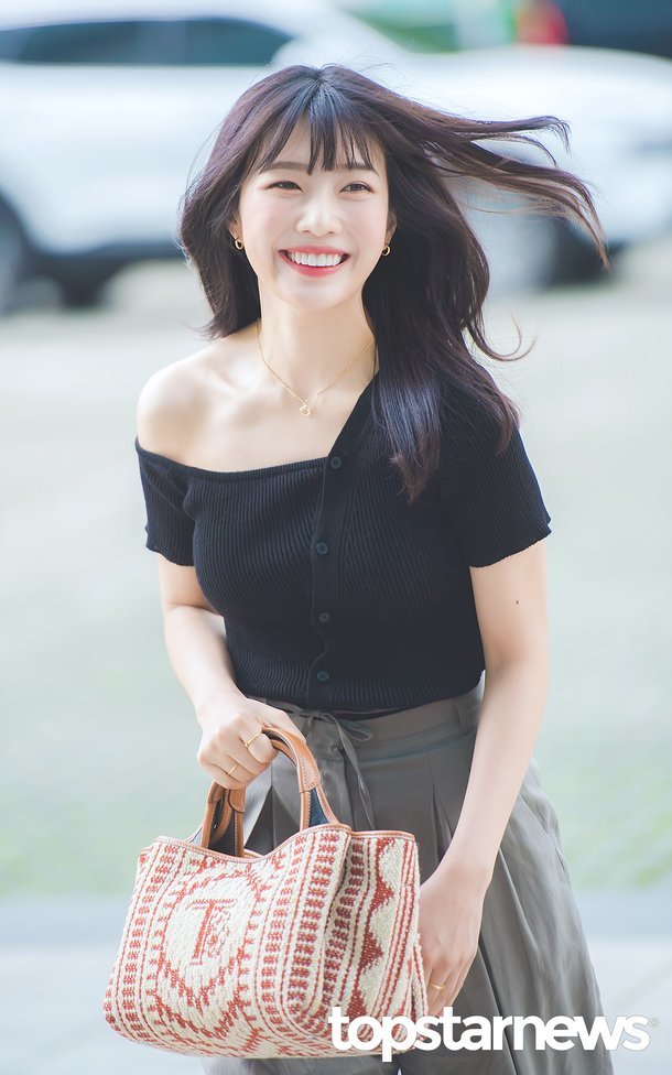 上班性感风,下班清新风,red velvet朴秀荣,随时切换的时尚魅力