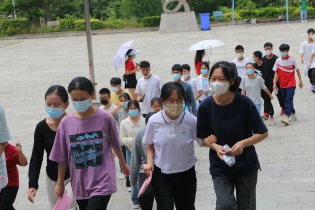 繼續走入考場在紅河縣第一中學考點迎來了高考的第二天今天(6月8日)以