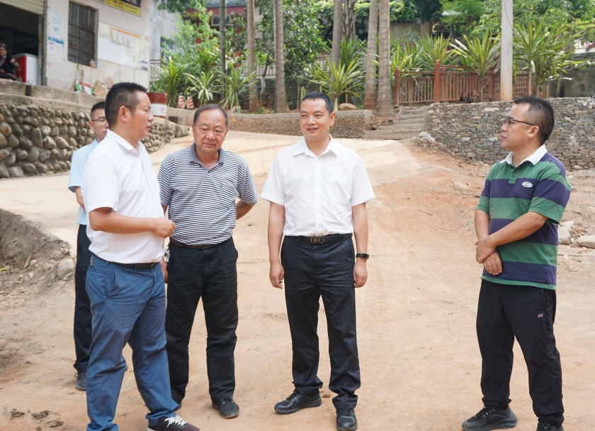 6月6日,县委书记陈勇宏到甲寅镇,迤萨镇调研低收入