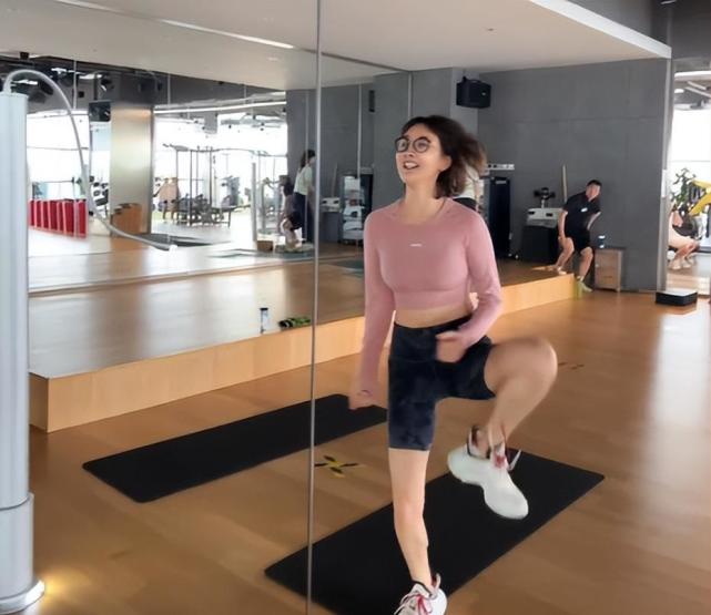 50岁牛莉穿露脐装健身!腹肌明显双腿白嫩细长,一双运动鞋近万元