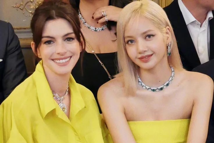 高明度的金发和明黄色礼服颜色呼应,同时lisa也细心地选取了浅色美瞳