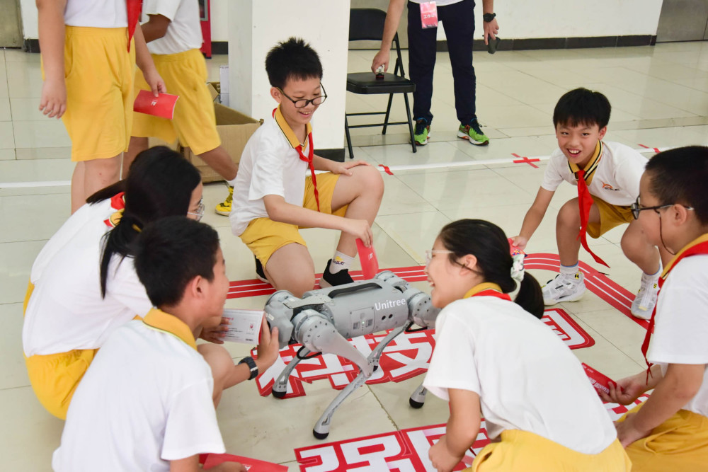 奔走在粤港澳大湾区的科普博物馆科技大篷车驶入清远市博爱学校