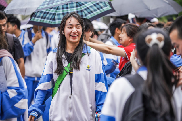 6月8日,考生走出貴陽市烏當中學考點.新華社記者 陶亮 攝