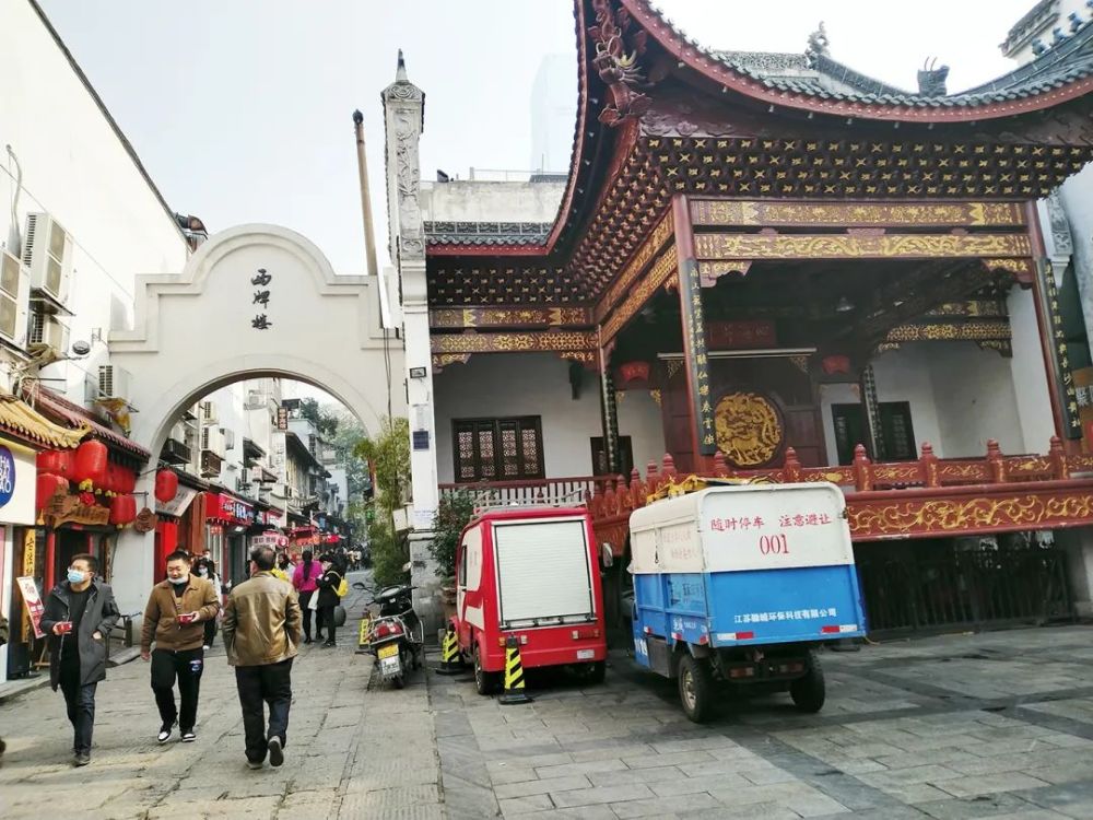 太平街西牌楼口,巷内店铺林立,热闹非凡柳建球摄上世纪80年代后,政通