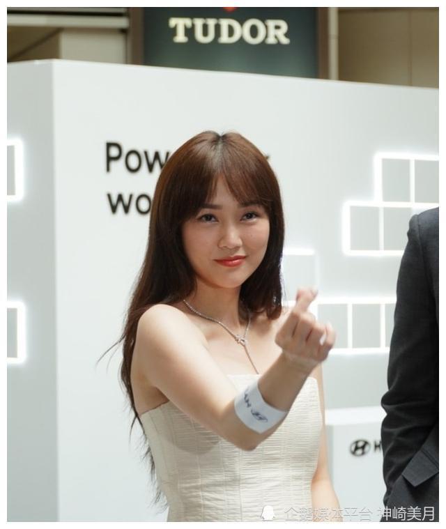 张继聪夫妇同台捞金,45岁谢安琪仙气飘飘,肤色形成鲜明对比_腾讯新闻