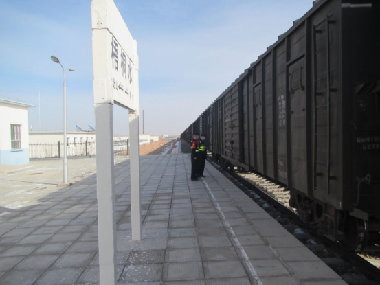 向东110公里是甘肃省肃北县的马鬃山镇,向东南200公里是甘肃省瓜州县