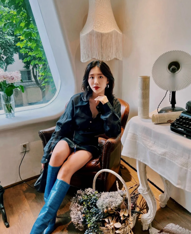 31岁周捷分享探店照,穿黑色套装搭配蓝色高筒靴,好身材一览无余