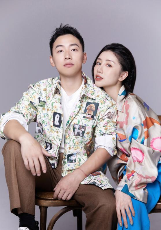 31岁周捷分享探店照,穿黑色套装搭配蓝色高筒靴,好身材一览无余