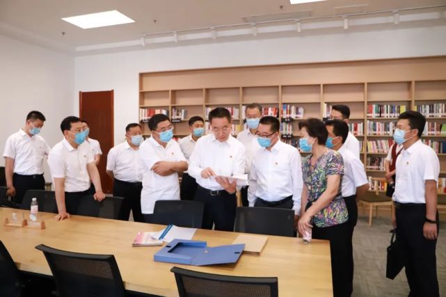 山东省司法厅党委理论学习中心组参观百年恰是风华正茂主题档案文献展