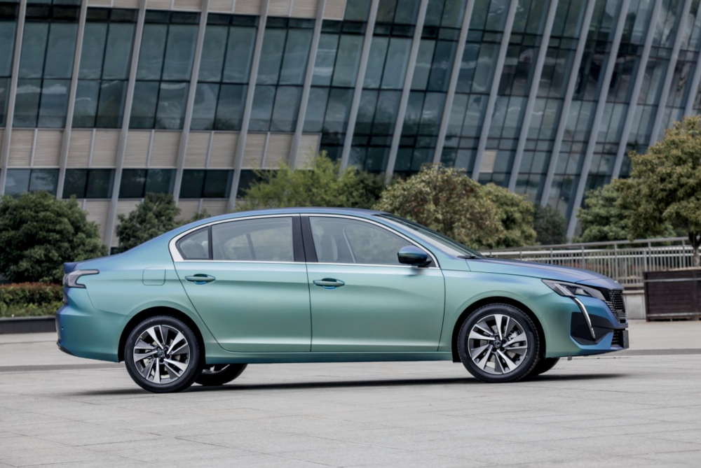 换标后还是熟悉的法国味?东风标致新408亮相_腾讯新闻