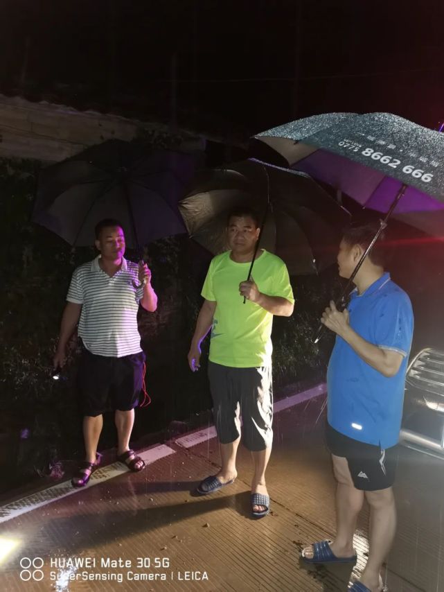 履职先锋大暴雨来袭梁慈猛连夜奔赴新田镇抢险救灾