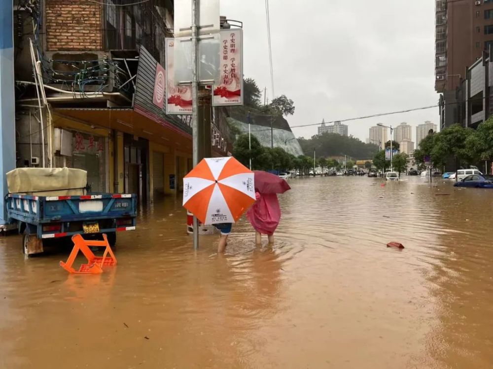 高州强降暴雨5小时东门岭顶水浸最严重多台车多间商铺被浸