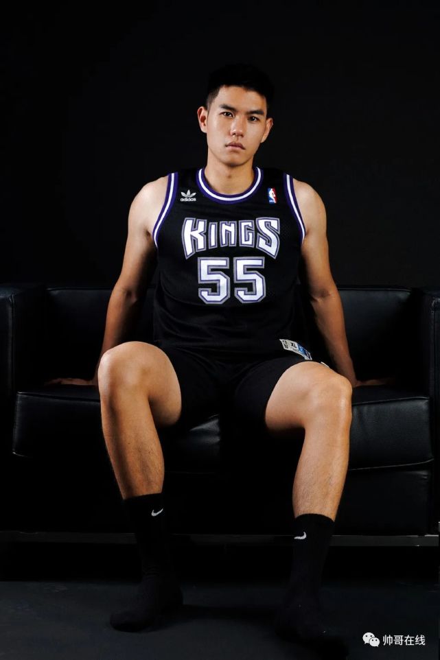 这组写真是摄影师@成一程的一组长作品,是一组球服体育帅哥的帅照