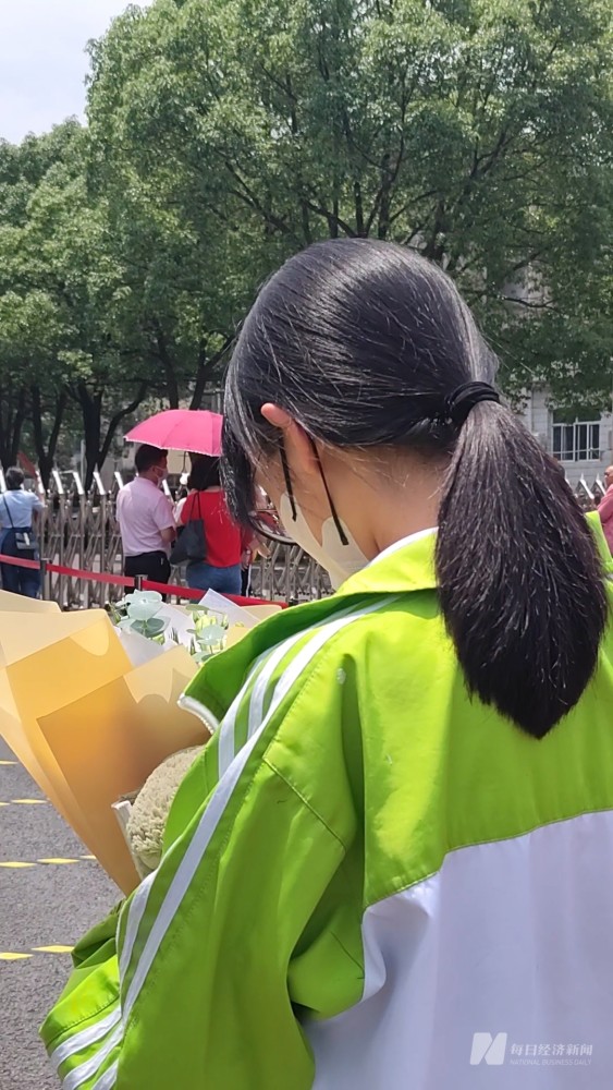 高考图集杭州考生家长寄语放轻松手捧鲜花为孩子加油