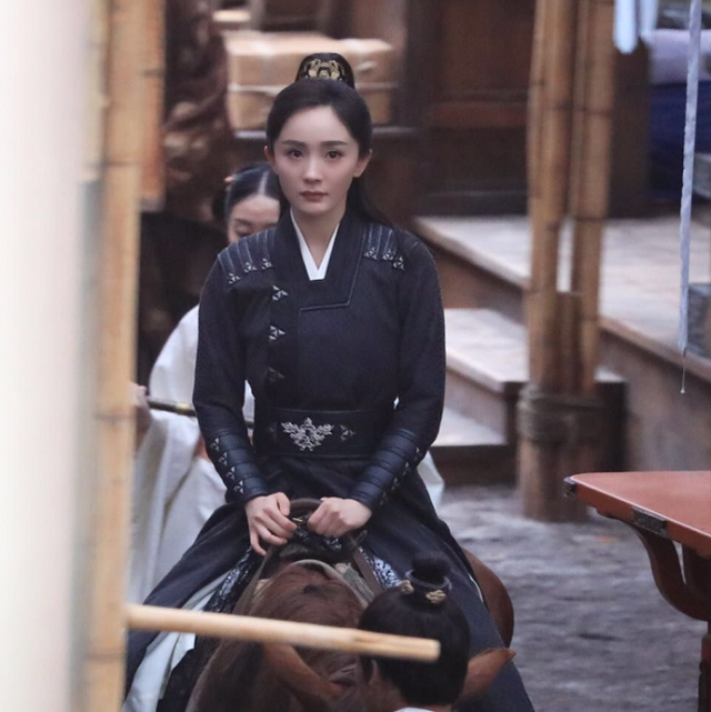 杨幂减肥过度?穿学生装女扮男装,双颊凹陷进去明显插图2