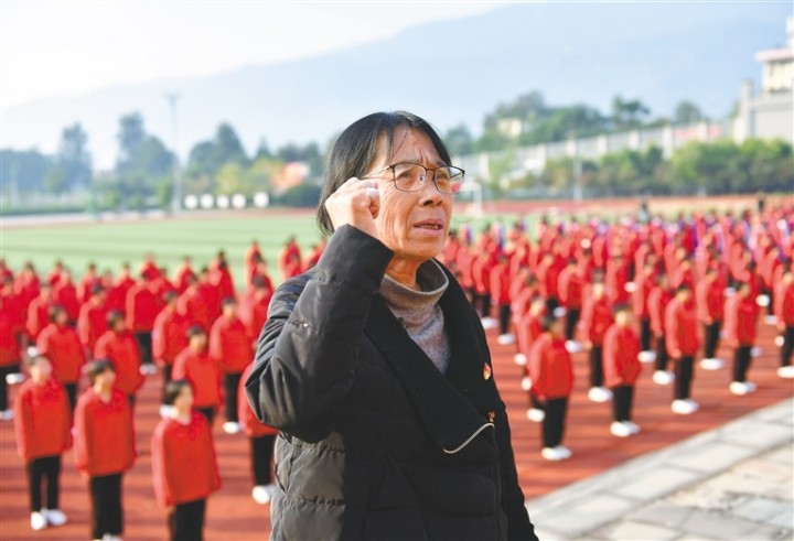 华坪县民族中学校长图片