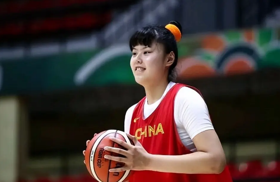 中国女篮14号李月汝图片