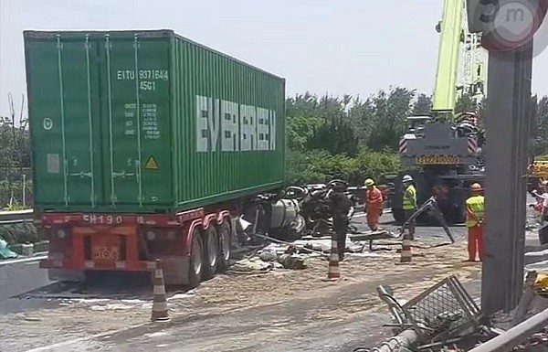 g1503上海绕城高速发生单车事故 所幸无人伤亡