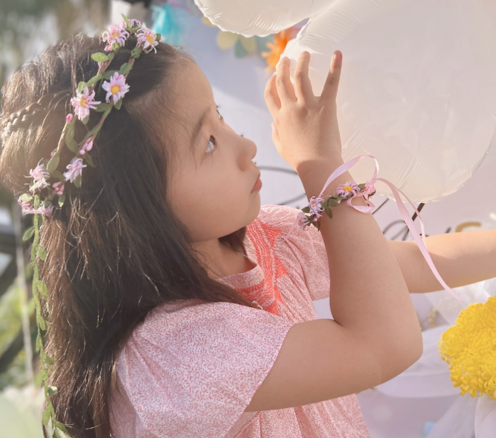 妹妹头戴花环宛若公主,五官长相酷似天天