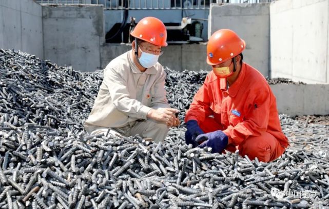 八鋼首臺自動鋼筋撕碎機建成投產,為新疆之最