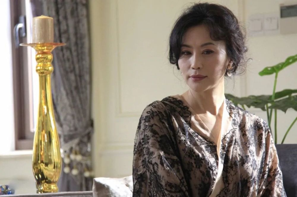 没想到舌尖的白发贵妇就是神探狄仁杰2的蛇灵肖清芳