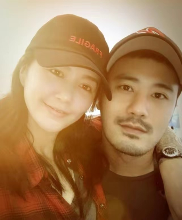 谭维维被曝已升级当妈,与丈夫带儿女外出,一家四口同框画面温馨