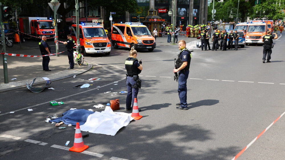 德国一男子驾车闯入柏林闹市冲撞人群，致1死17伤