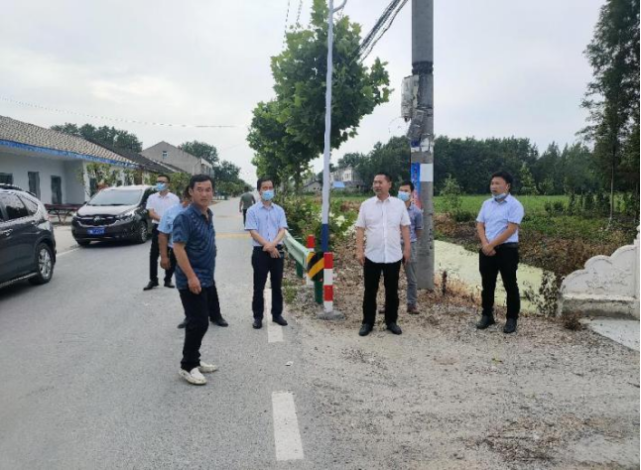 在竹根滩镇卫生院,彭家洪详细询问了医院建设,疫情防控,核酸采集"323