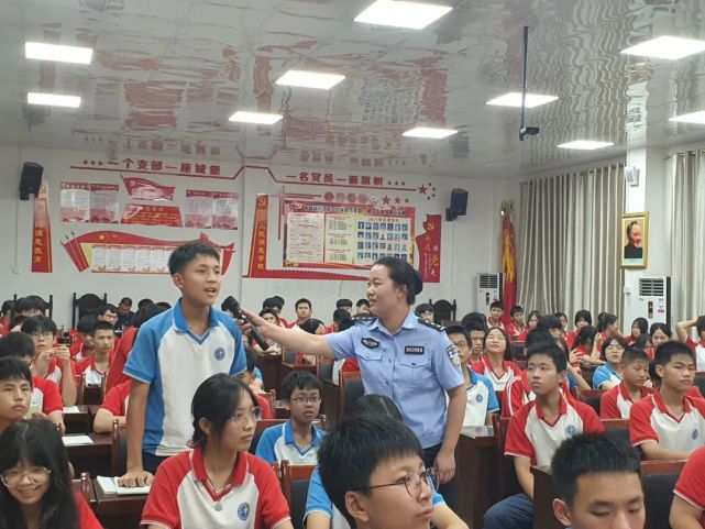 容城派出所民警到容州一中开展禁毒宣传教育活动