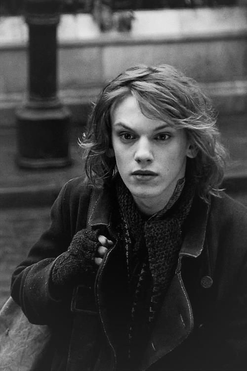 金发英伦大帅哥超惊艳!一张妖孽反派脸让网友沦陷:我可以!_腾讯新闻