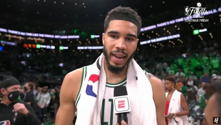 值得一提的是,在比赛结束之后,塔图姆和他的儿子deuce拥抱在一起庆祝