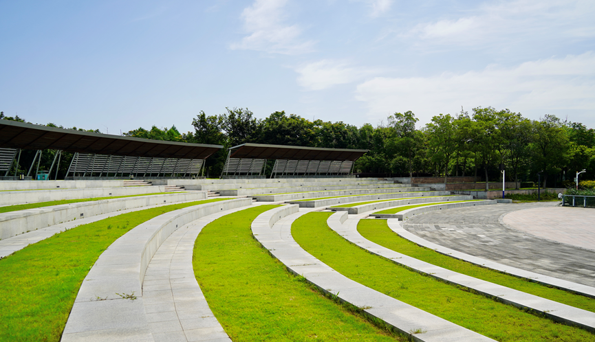 从赵巷公园停车场扫码入内,拾级而上,满目青翠,顿时豁然开朗.