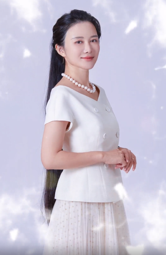 71岁张纪中晒老婆写真大片,40岁杜星霖秀小蛮腰,越穿越年轻