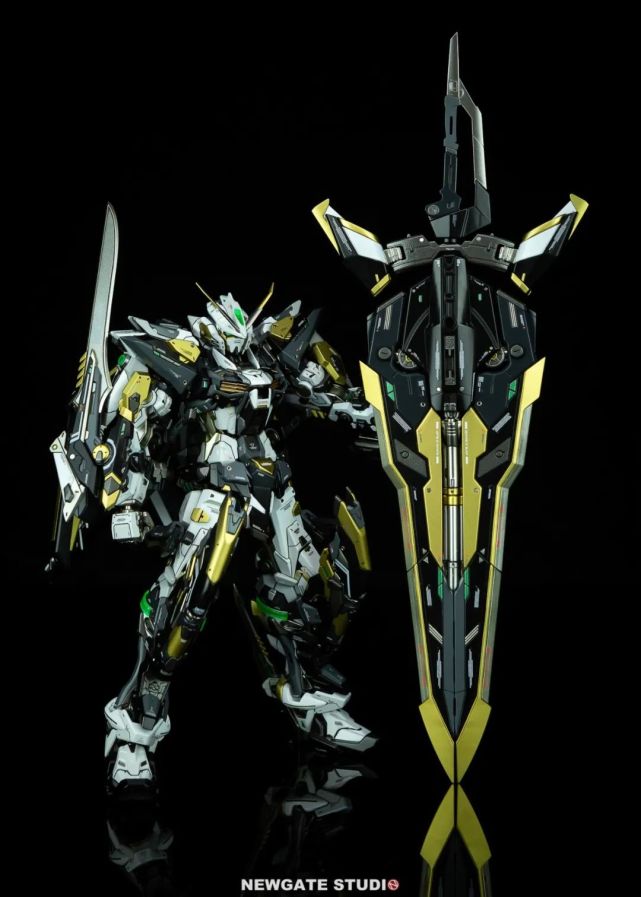 的这台海景房异端是以凶悍与奢华的概念来制作的,整体的涂装是用黑色