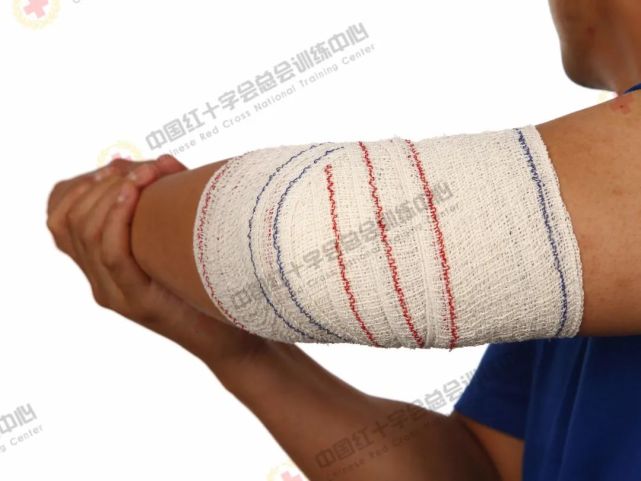 5. 膝关节的"8"字包扎操作方法同肘关节,在膝关节后方交叉.6.