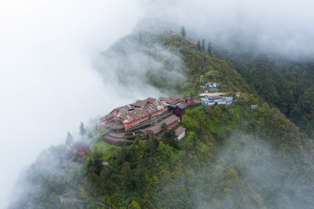 峨眉山景区仙峰寺九老洞(4月15日摄).