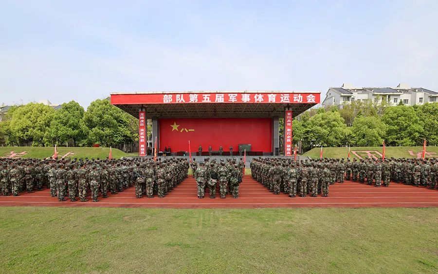 当军体运动会现场突降大雨......