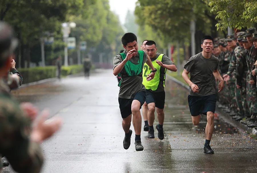 当军体运动会现场突降大雨......