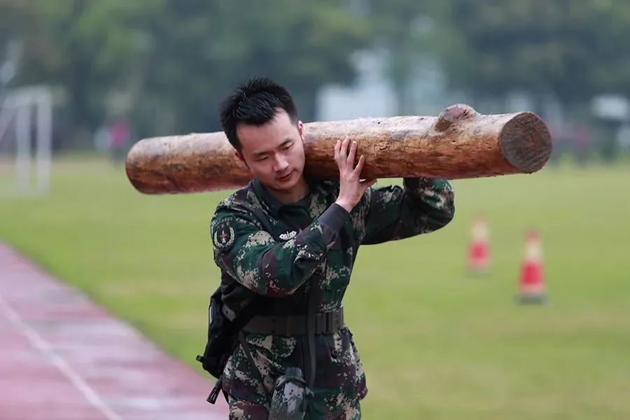 当军体运动会现场突降大雨......