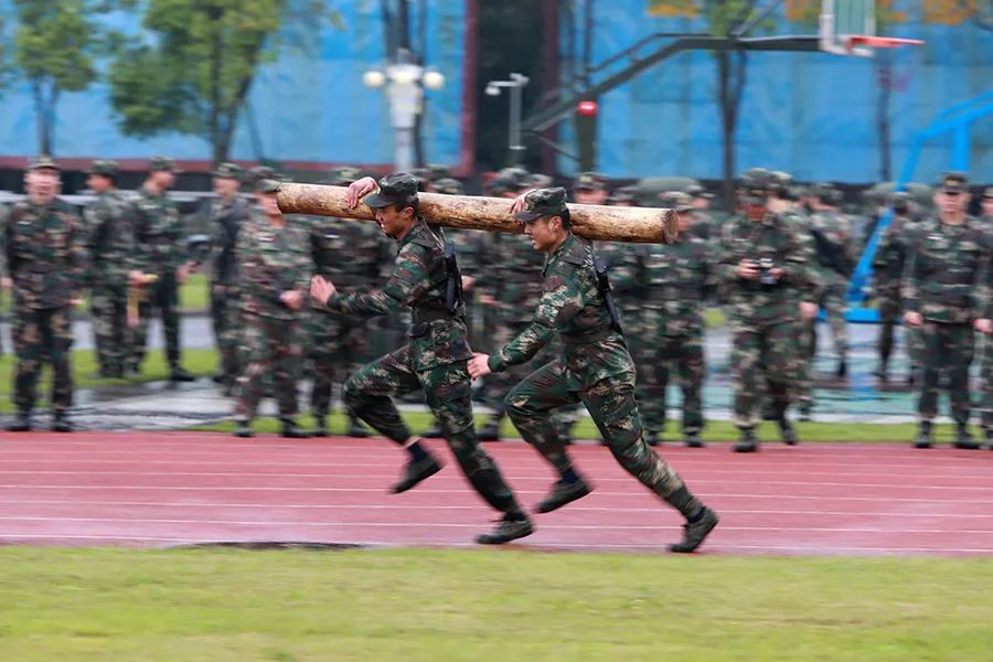 当军体运动会现场突降大雨......