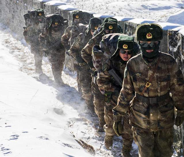 2000年有位解放军战士在中印边境牺牲战友们含泪对他说走吧回哨所去