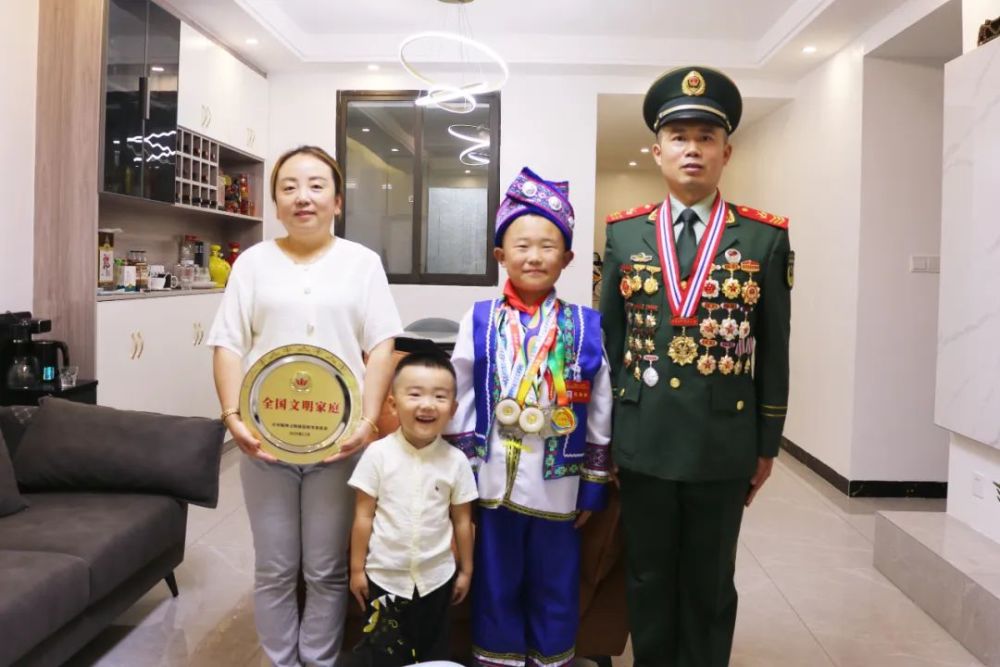 再获殊荣！这个军人家庭入选2022年“全国最美家庭”600496长江精工