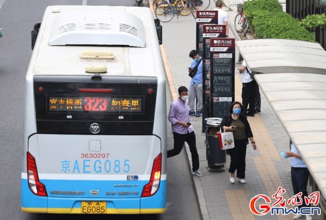 2022年6月9日,北京丰台,市民乘坐公交车出行.