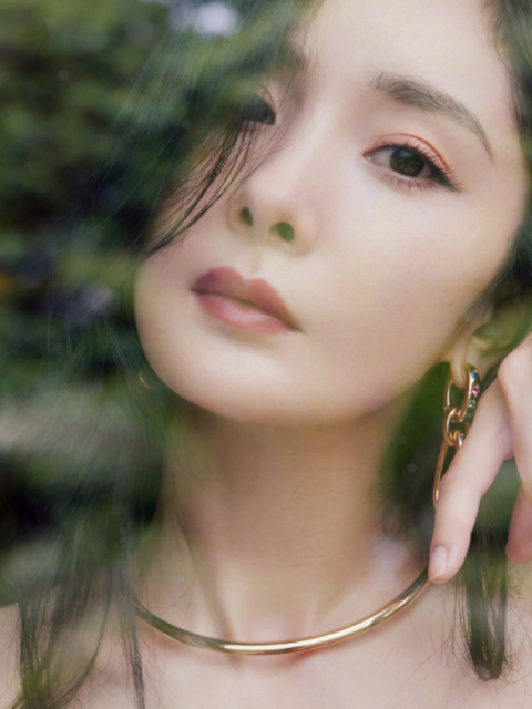 杨幂最新造型出炉身材纤细眼神会拉丝紧身鱼尾裙勾勒出s曲线