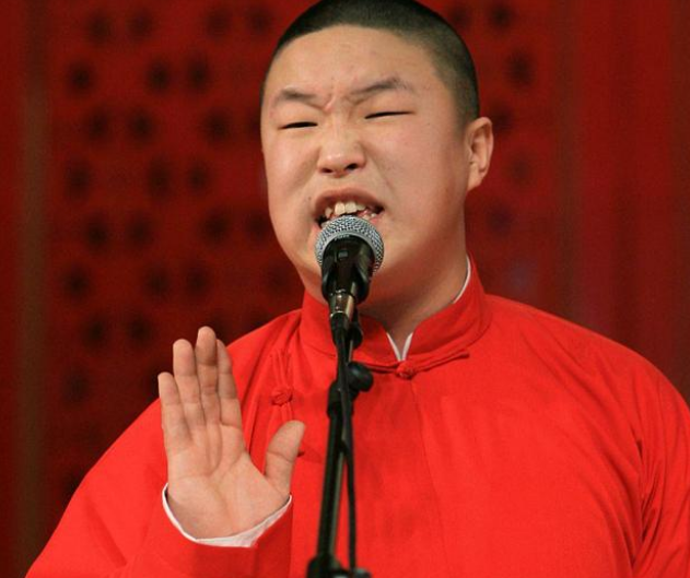 "烧饼"朱云峰:拜师郭德纲走上人生巅峰,娶美娇妻生子成赢家