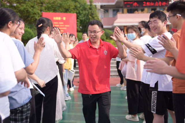 6月8日,在河北省邢台市内丘县内丘中学考点,考生与家长击掌加油.